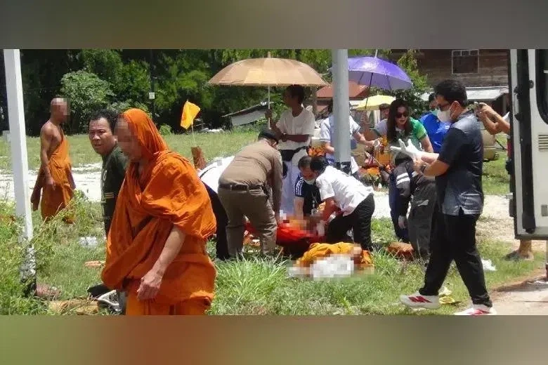 Cậu bé Thái Lan 11 tuổi lái xe đâm vào đoàn hành hương, 8 nhà sư thiệt mạng Cậu bé Thái Lan 11 tuổi lái xe đâm vào đoàn hành hương, 8 nhà sư thiệt mạng