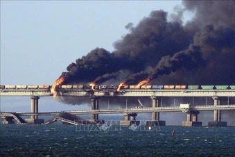 Cầu Kerch tạm thời bị phong tỏa sau hàng loạt vụ nổ làm rung chuyển bán đảo Crimea