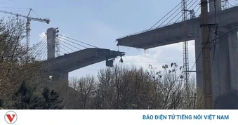 Cây cầu lớn nhất Iran bị tấn công, ông Trump cảnh báo sẽ còn nhiều đòn hơn nữa