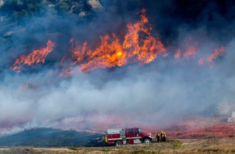 Cháy rừng bùng phát ở nam California, hàng nghìn người phải sơ tán