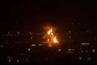 Cháy thùng nhiên liệu vì máy bay không người lái, sân bay Dubai 'tê liệt'