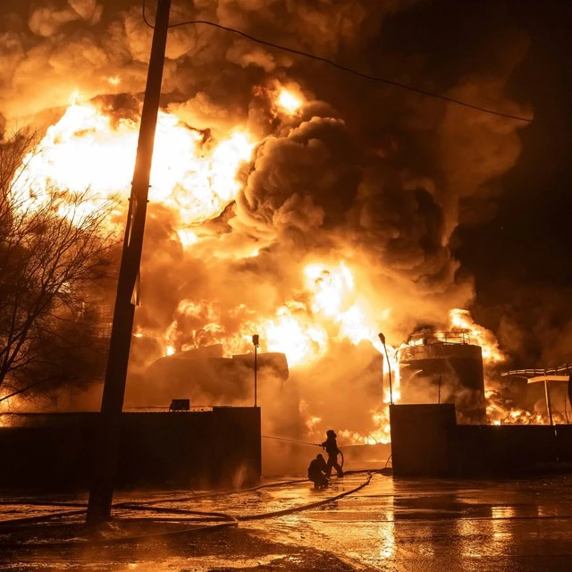 Chernomorsk nổ lớn, thiết bị quân sự bốc cháy - Siêu vũ khí Nga lộ diện, ông Putin tung nước cờ với 13.000 quân và 60 tàu chiến Chernomorsk nổ lớn, thiết bị quân sự bốc cháy - Siêu vũ khí Nga lộ diện, ông Putin tung nước cờ với 13.000 quân và 60 tàu chiến