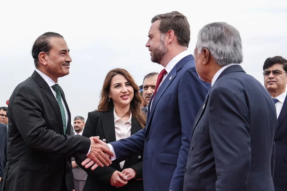 Chi tiết khác biệt khi Tổng tư lệnh Pakistan đón phái đoàn Mỹ và Iran Chi tiết khác biệt khi Tổng tư lệnh Pakistan đón phái đoàn Mỹ và Iran