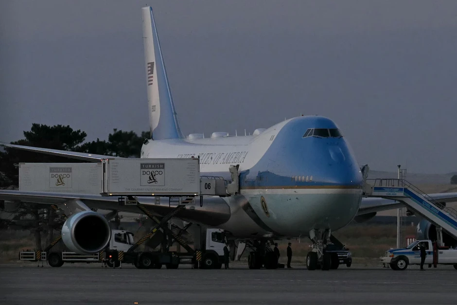 Chiến dịch “chuyên cơ nghi binh” bí mật đưa Tổng thống Trump rời Thổ Nhĩ Kỳ Chiến dịch “chuyên cơ nghi binh” bí mật đưa Tổng thống Trump rời Thổ Nhĩ Kỳ