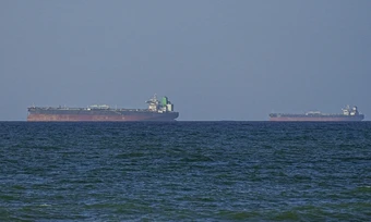 Chiến hạm Mỹ 'hỗ trợ hai tàu hàng đầu tiên qua Hormuz'