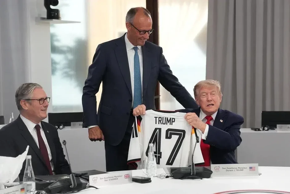 Chiến lược xoay chiều của châu Âu phía sau chiếc áo tặng Tổng thống Trump Chiến lược xoay chiều của châu Âu phía sau chiếc áo tặng Tổng thống Trump