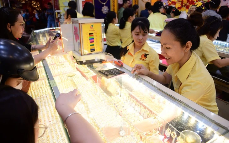 Chiến sự tại Trung Đông: Kinh tế toàn cầu rung chuyển