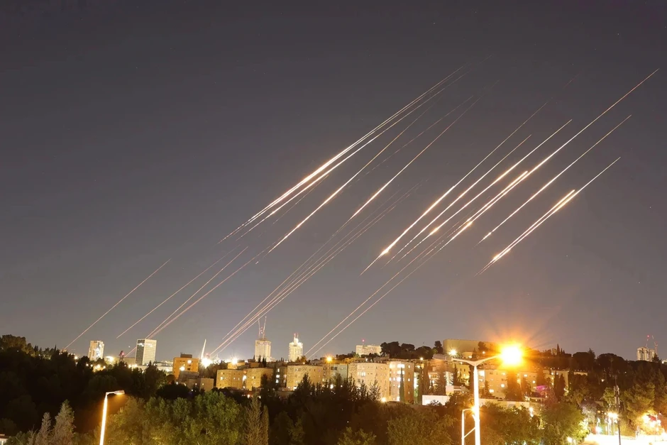 Chiến thuật “mưa phùn” của Iran kéo căng phòng thủ của Mỹ và Israel Chiến thuật “mưa phùn” của Iran kéo căng phòng thủ của Mỹ và Israel