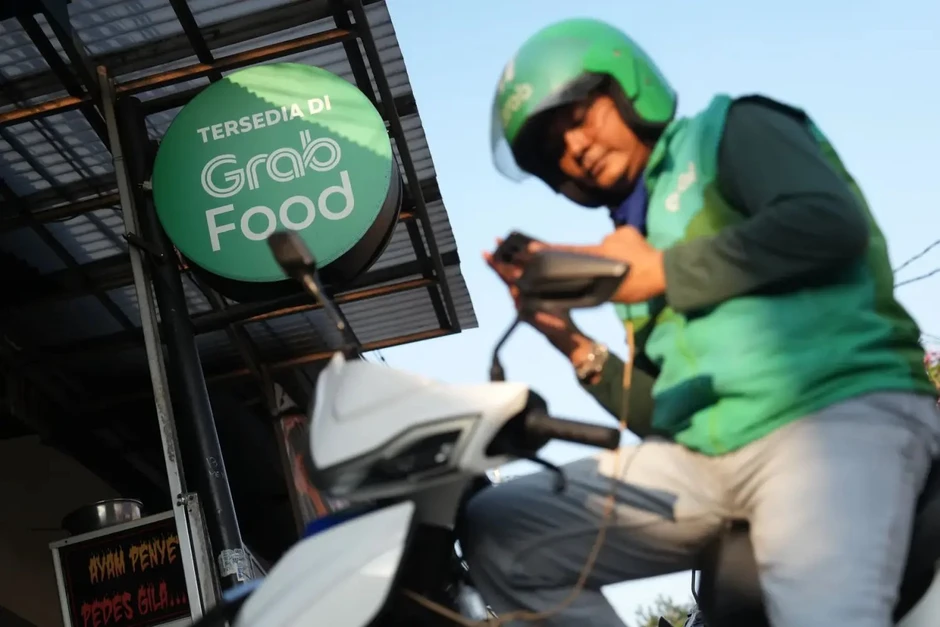 Cho rằng Grab thu phí nền tảng quá cao, láng giềng Việt Nam bắt giảm hơn một nửa, thêm bảo hiểm cho tài xế Cho rằng Grab thu phí nền tảng quá cao, láng giềng Việt Nam bắt giảm hơn một nửa, thêm bảo hiểm cho tài xế