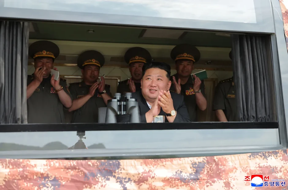 Chủ tịch Triều Tiên Kim Jong Un giám sát các vụ thử vũ khí Chủ tịch Triều Tiên Kim Jong Un giám sát các vụ thử vũ khí