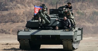 Chủ tịch Triều Tiên Kim Jong Un và con gái cưỡi xe tăng