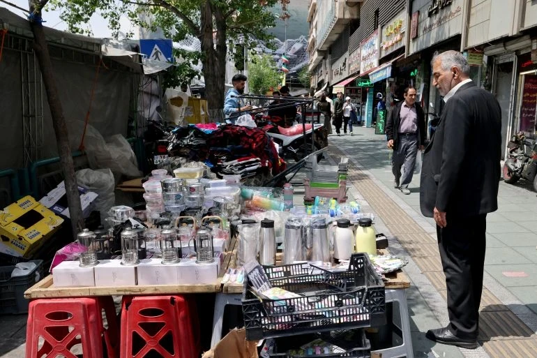 Chùm ảnh: Nhịp sống đời thường trở lại thủ đô Iran khi tiếng súng tạm ngưng