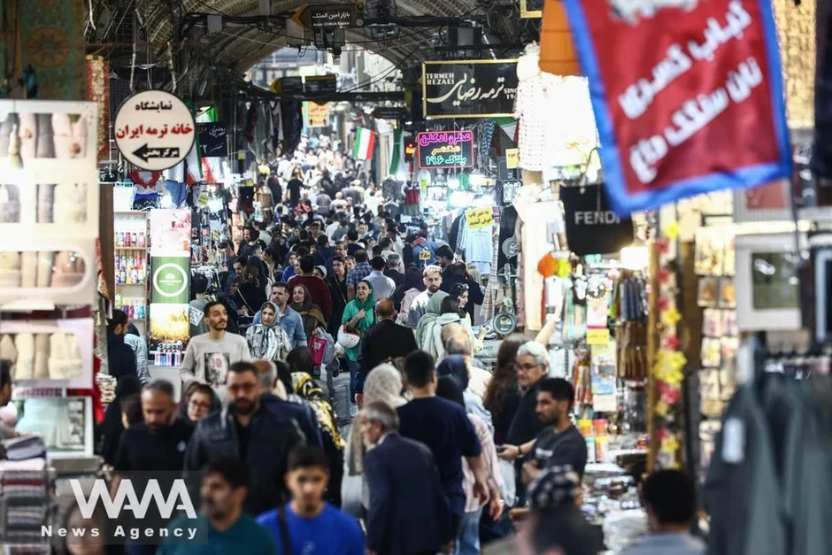 Chùm ảnh: Nhịp sống đời thường trở lại thủ đô Iran khi tiếng súng tạm ngưng