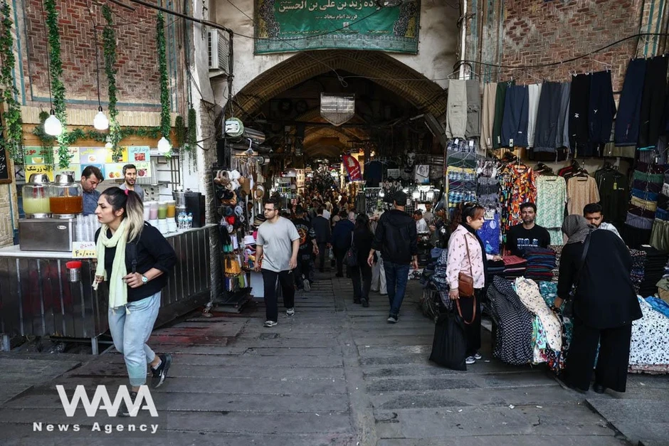 Chùm ảnh: Nhịp sống đời thường trở lại thủ đô Iran khi tiếng súng tạm ngưng