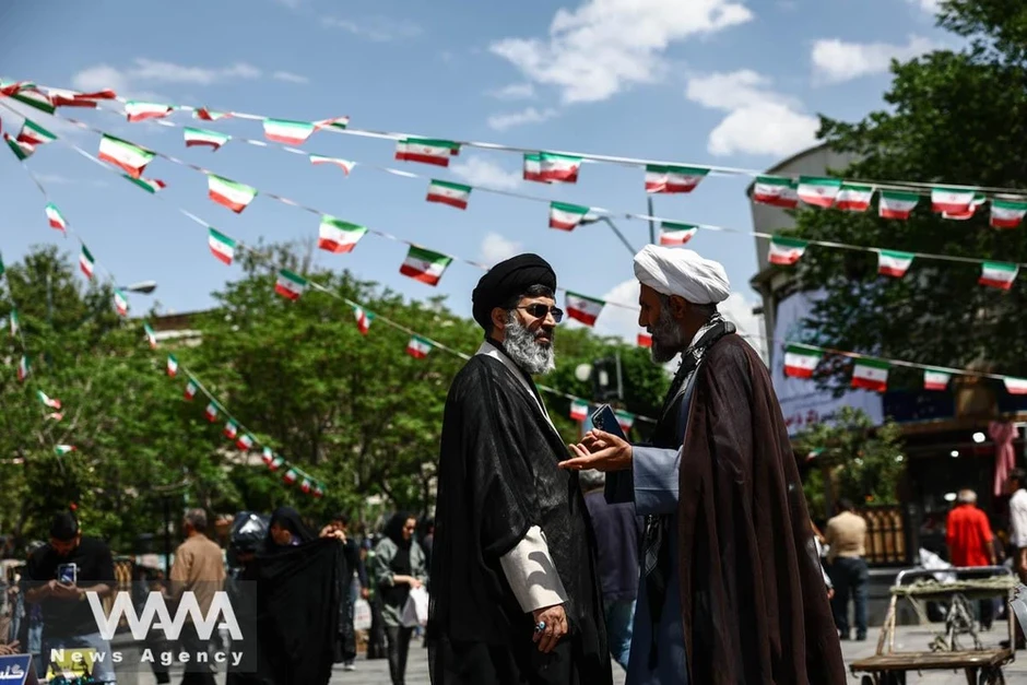 Chùm ảnh: Nhịp sống đời thường trở lại thủ đô Iran khi tiếng súng tạm ngưng