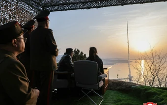 CHÙM ẢNH: Ông Kim Jong-un cùng con gái giám sát vụ phóng 5 tên lửa Hwasong-11 Ra
