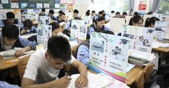 Chuyên gia Trung Quốc cảnh báo lạm dụng AI để chọn trường