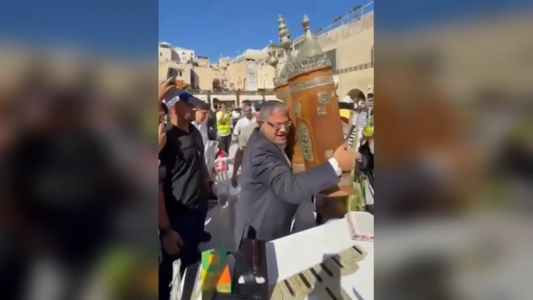 Clip Bộ trưởng Israel xông vào khu phức hợp Al-Aqsa, đe dọa tù nhân Clip Bộ trưởng Israel xông vào khu phức hợp Al-Aqsa, đe dọa tù nhân