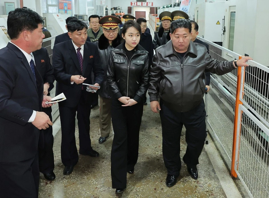 Con gái Chủ tịch Triều Tiên Kim Jong Un thử bắn súng lục