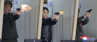 Con gái Chủ tịch Triều Tiên Kim Jong Un thử bắn súng lục