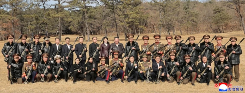 Con gái ông Kim Jong-un khai hỏa súng bắn tỉa Con gái ông Kim Jong-un khai hỏa súng bắn tỉa