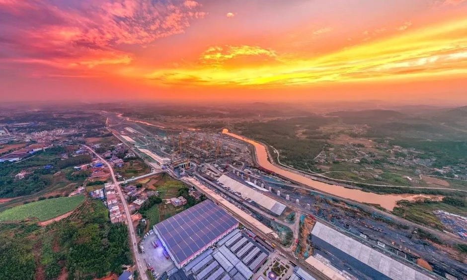 Cơn khát "vàng trắng": Cái giá thật sự của cuộc đua xe điện?