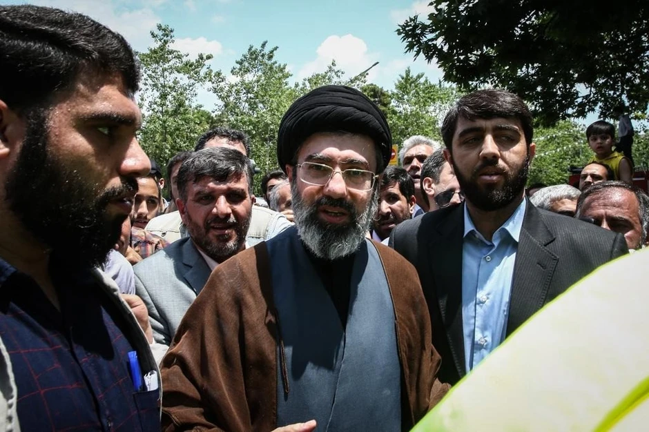 Con trai cố lãnh tụ tối cao Iran sống sót sau một vụ ám sát Con trai cố lãnh tụ tối cao Iran sống sót sau một vụ ám sát