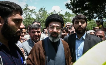 Con trai cố lãnh tụ tối cao Iran sống sót sau một vụ ám sát