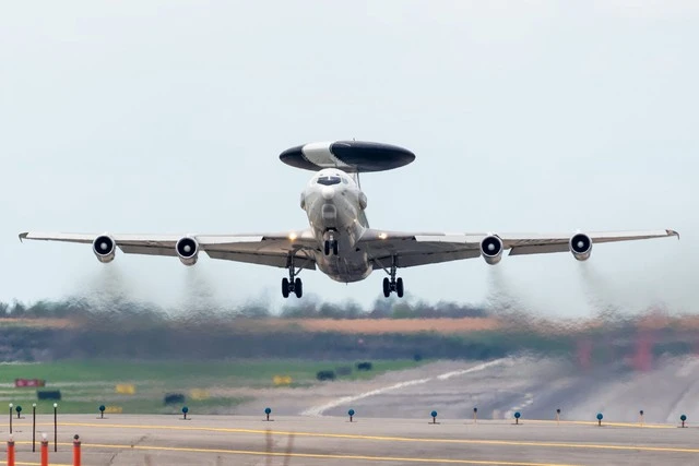 Cõng trên lưng chiếc đĩa khổng lồ, mẫu Boeing 707 này có gì đặc biệt mà giá lên tới nửa tỷ USD? Cõng trên lưng chiếc đĩa khổng lồ, mẫu Boeing 707 này có gì đặc biệt mà giá lên tới nửa tỷ USD?