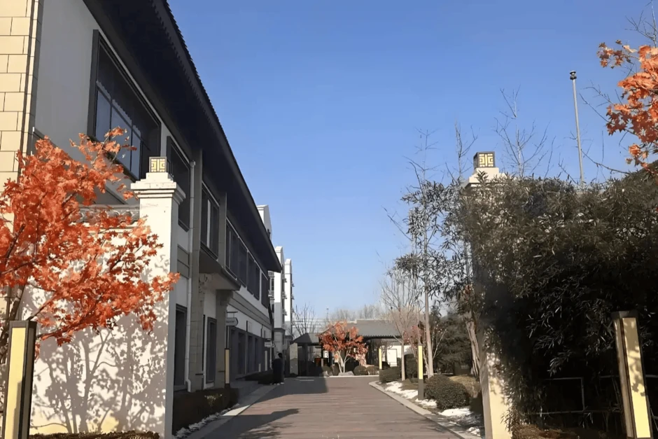 Công trình nằm sâu trong rừng rộng 187ha, bao gồm 1.180 phòng, giá phòng 27 triệu: Tưởng nghỉ dưỡng cao cấp hoá ra là… dưỡng lão Công trình nằm sâu trong rừng rộng 187ha, bao gồm 1.180 phòng, giá phòng 27 triệu: Tưởng nghỉ dưỡng cao cấp hoá ra là… dưỡng lão