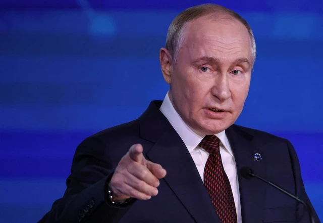 Crimea nguy cấp, Nga lên tiếng trước tin quan chức tháo chạy hàng loạt - Ông Putin nắn gân đối thủ Crimea nguy cấp, Nga lên tiếng trước tin quan chức tháo chạy hàng loạt - Ông Putin nắn gân đối thủ