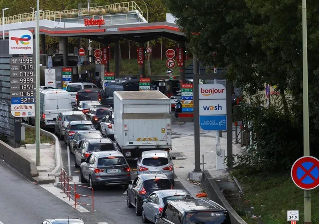 Cứ 10 trạm xăng lại xuất hiện một hiện tượng lạ, ông Macron lệnh toàn chính phủ Pháp hành động - Nga vào cuộc Cứ 10 trạm xăng lại xuất hiện một hiện tượng lạ, ông Macron lệnh toàn chính phủ Pháp hành động - Nga vào cuộc