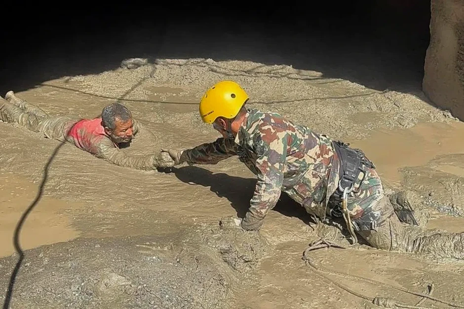Cuộc đua sinh tử ở đường hầm Nepal: Bơm oxy, đưa camera giải cứu 100 người