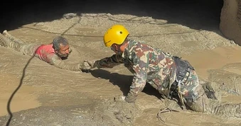 Cuộc đua sinh tử ở đường hầm Nepal: Bơm oxy, đưa camera giải cứu 100 người