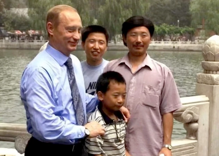 Cuộc hội ngộ sau hai thập kỷ giữa Tổng thống Putin và cậu bé Trung Quốc Cuộc hội ngộ sau hai thập kỷ giữa Tổng thống Putin và cậu bé Trung Quốc