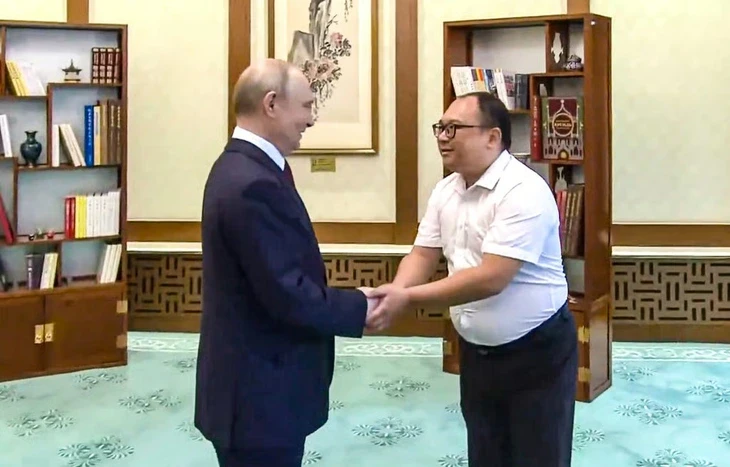 Cuộc hội ngộ sau hai thập kỷ giữa Tổng thống Putin và cậu bé Trung Quốc Cuộc hội ngộ sau hai thập kỷ giữa Tổng thống Putin và cậu bé Trung Quốc