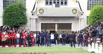 Cựu Thủ tướng Thái Lan Thaksin ra tù, phải đeo vòng giám sát