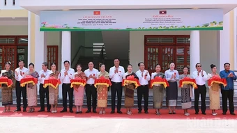 Đà Nẵng bàn giao Trường tiểu học và trung học Hữu nghị cho Hội Người Việt Nam tỉnh Salavan (Lào)