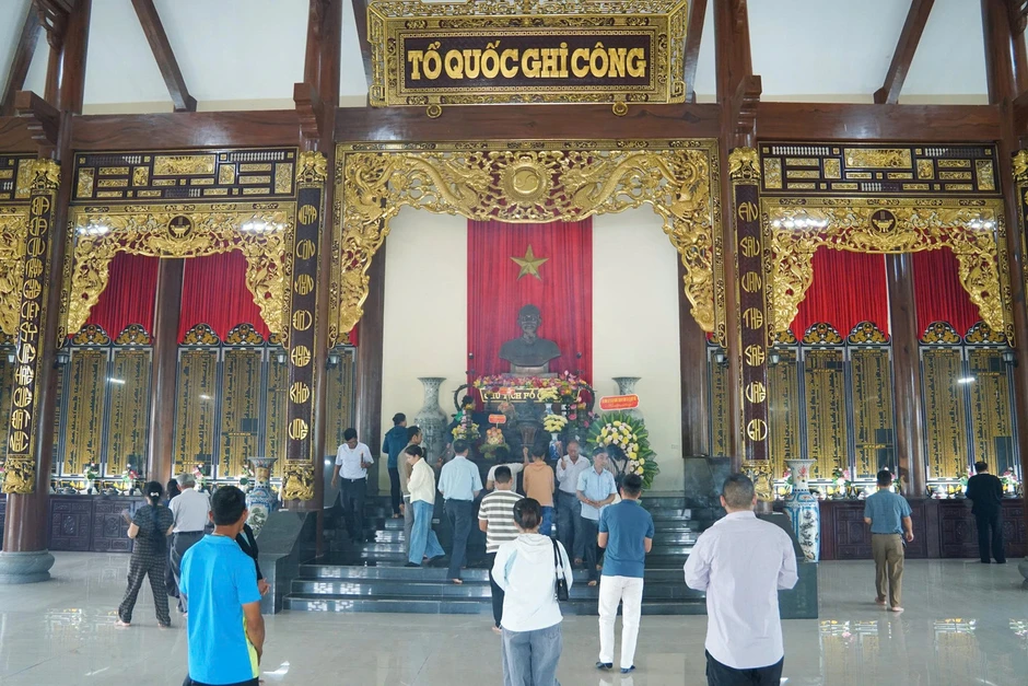 Đà Nẵng: Trước giờ truy điệu 17 hài cốt liệt sĩ từ ngôi mộ tập thể, thân nhân khắp nơi vượt đường xa tìm về