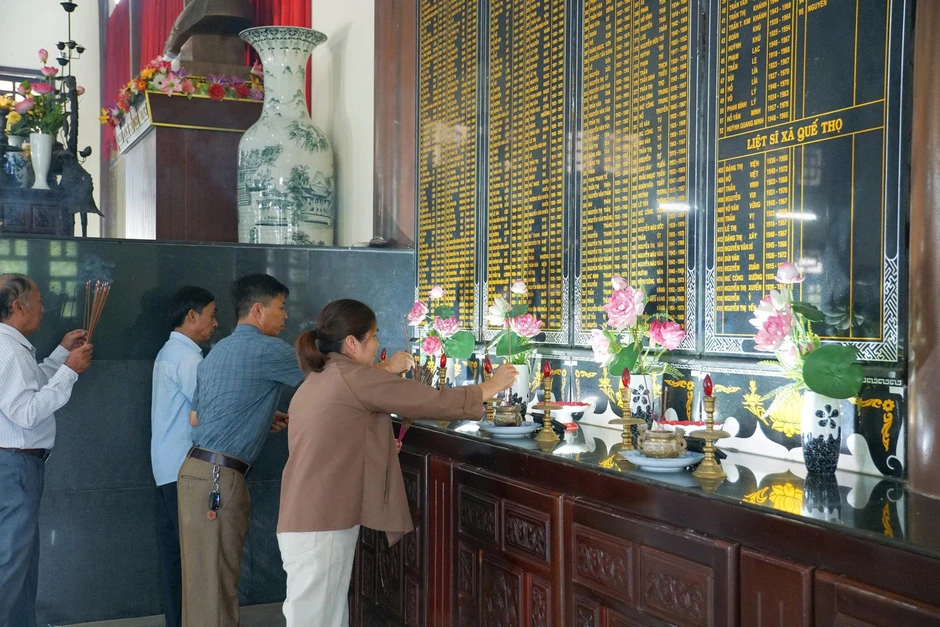 Đà Nẵng: Trước giờ truy điệu 17 hài cốt liệt sĩ từ ngôi mộ tập thể, thân nhân khắp nơi vượt đường xa tìm về