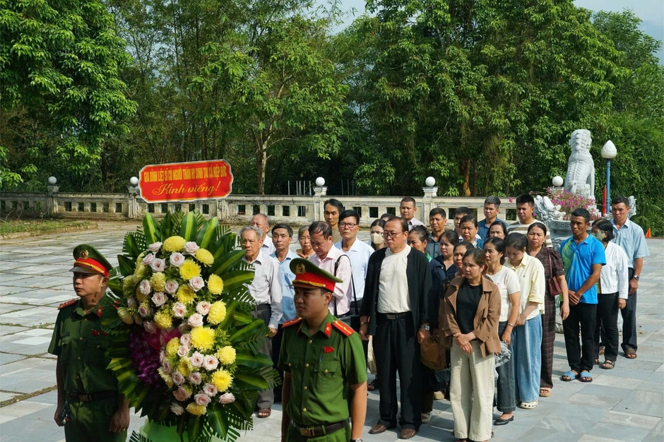 Đà Nẵng: Trước giờ truy điệu 17 hài cốt liệt sĩ từ ngôi mộ tập thể, thân nhân khắp nơi vượt đường xa tìm về