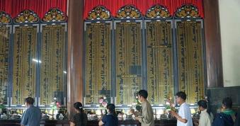 Đà Nẵng: Trước giờ truy điệu 17 hài cốt liệt sĩ từ ngôi mộ tập thể, thân nhân khắp nơi vượt đường xa tìm về