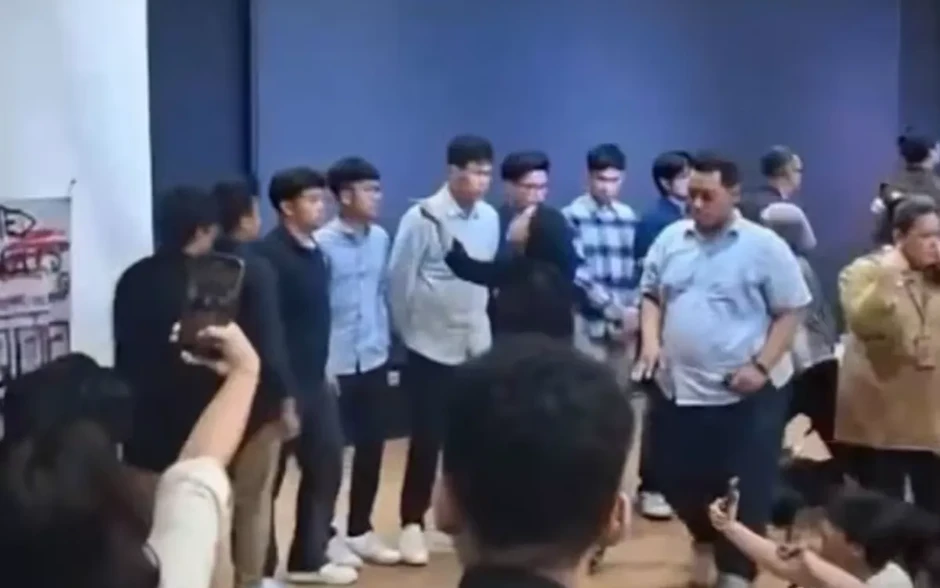 Đại học hàng đầu Indonesia đình chỉ 16 sinh viên luật với cáo buộc quấy rối tình dục Đại học hàng đầu Indonesia đình chỉ 16 sinh viên luật với cáo buộc quấy rối tình dục