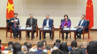 Đại sứ Phạm Thanh Bình chia sẻ với học giả và sinh viên Trung Quốc về những kết quả nổi bật của Đại hội XIV