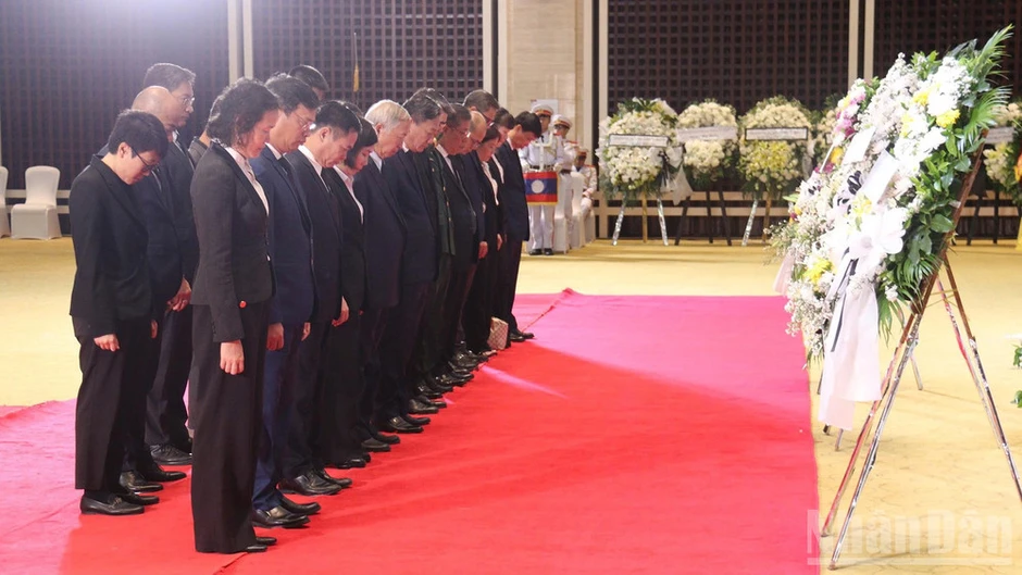 Đại sứ quán và cộng đồng người Việt Nam tại Lào viếng đồng chí Saysomphone Phomvihane Đại sứ quán và cộng đồng người Việt Nam tại Lào viếng đồng chí Saysomphone Phomvihane