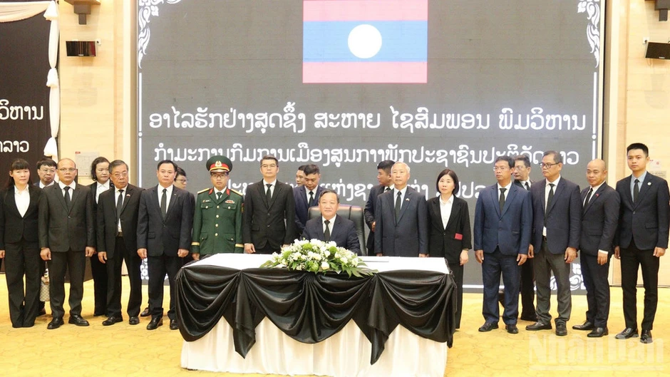 Đại sứ quán và cộng đồng người Việt Nam tại Lào viếng đồng chí Saysomphone Phomvihane Đại sứ quán và cộng đồng người Việt Nam tại Lào viếng đồng chí Saysomphone Phomvihane