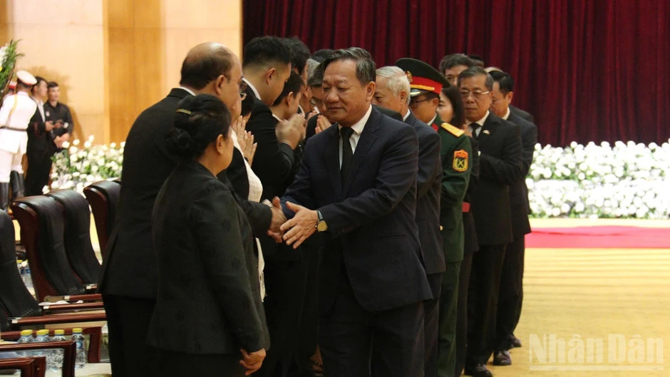 Đại sứ quán và cộng đồng người Việt Nam tại Lào viếng đồng chí Saysomphone Phomvihane Đại sứ quán và cộng đồng người Việt Nam tại Lào viếng đồng chí Saysomphone Phomvihane