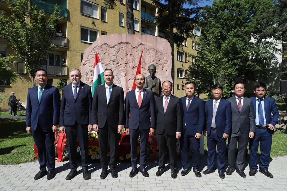Đại sứ quán Việt Nam tại Hungary tổ chức nhiều hoạt động tôn vinh cuộc đời và sự nghiệp vĩ đại của Chủ tịch Hồ Chí Minh