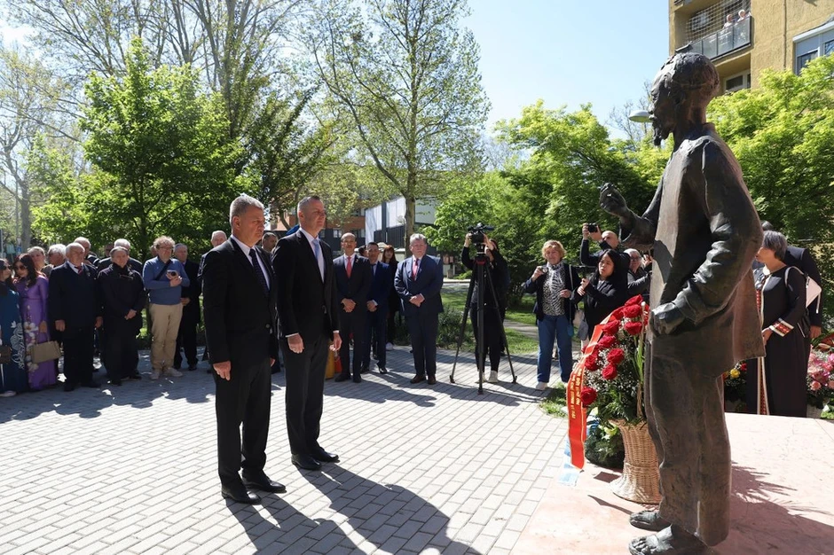 Đại sứ quán Việt Nam tại Hungary tổ chức nhiều hoạt động tôn vinh cuộc đời và sự nghiệp vĩ đại của Chủ tịch Hồ Chí Minh