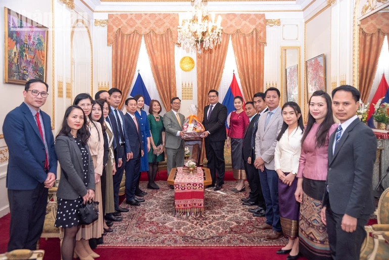 Đại sứ quán Việt Nam tại Pháp chúc Tết Bunpimay của Lào Đại sứ quán Việt Nam tại Pháp chúc Tết Bunpimay của Lào